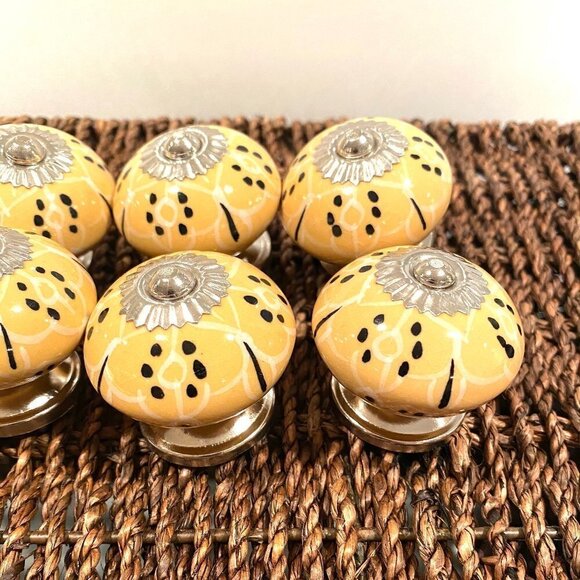 Many sets of 10 yellow ceramic knob/pull - Picture 3 of 5